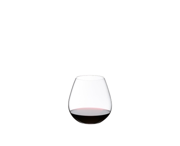 RIEDEL The O Wine Tumbler Pinot/Nebbiolo gefüllt mit einem Getränk auf weißem Hintergrund