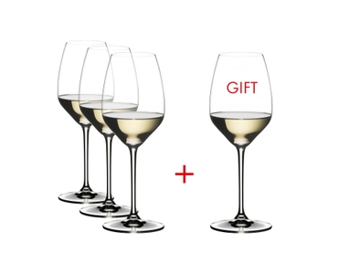 RIEDEL Extreme Riesling riempito con una bevanda su sfondo bianco