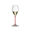RIEDEL Fatto A Mano Performance Champagner Weinglas - Rot gefüllt mit einem Getränk auf weißem Hintergrund