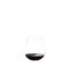 RIEDEL The O Wine Tumbler Neue Welt Pinot Noir gefüllt mit einem Getränk auf weißem Hintergrund