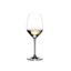 RIEDEL Extreme Riesling riempito con una bevanda su sfondo bianco