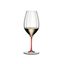 RIEDEL Fatto A Mano Performance Riesling - rojo con bebida en un fondo blanco