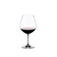 RIEDEL Vinum Pinot Noir (Burgunder Rot) gefüllt mit einem Getränk auf weißem Hintergrund