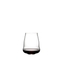 Two SL RIEDEL Stemless Wings Pinot Noir/Nebbiolo glasses on a white background. The SL RIEDEL Stemless Wings Pinot Noir/Nebbiolo glass on the left side is filled with red wine, the other one is unfilled. 