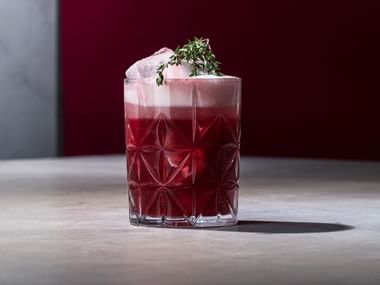 NACHTMANN Highland Tumbler filled with red drink