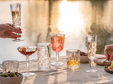 Vasos NACHTMANN Noblesse con diseño tallado, llenos de diferentes bebidas