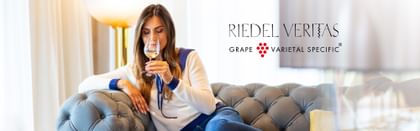 woman holding RIEDEL Veritas Riesling glass