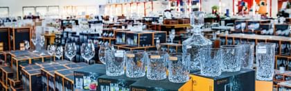 Foto aus dem Factory Outlet SPIEGELAU, im Vordergrund NACHTMANN Sculpture Tumbler mit Karaffe