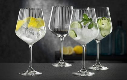 Vier NACHTMANN Gin and Tonic Gläser, drei davon gefüllt mit verschiedenen Gin-Cocktails, eines davon leer.<br/>