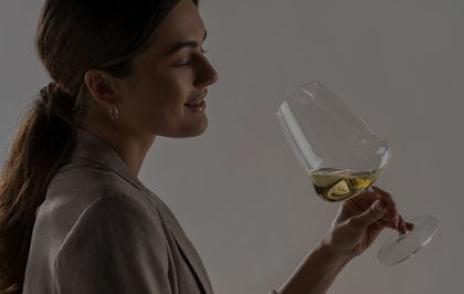 Lady with RIEDEL Winewings Chardonnay glass filled 4000x2100px