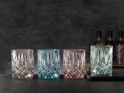 Los vasos para whisky NACHTMANN Noblesse en los frescos colores topo, aqua, rosado y menta en fila.<br/>