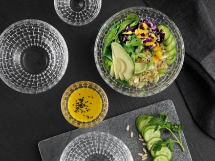 NACHTMANN Bossa Nova Kristallschalen in verschiedenen Größen, gefüllt mit einem Salat, einem Dip oder Limettenscheiben.<br/>