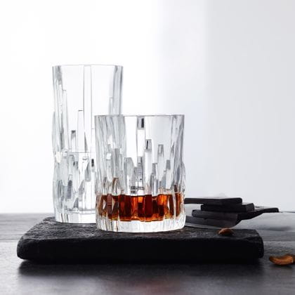 La serie NACHTMANN Shu Fa con il bicchiere da longdrink e il bicchiere da whisky su un vassoio di pietra.<br/>
