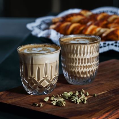 Zwei NACHTMANN Barista-Gläser, gefüllt mit Cappuccino/Flat White