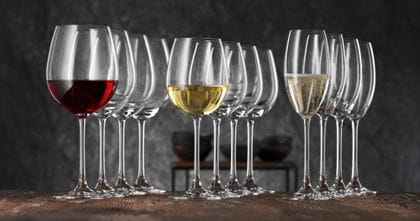 Four NACHTMANN Vivendi red wine glasses in a row behind each other, the first one is filled. Next to them a row of white wine glasses and a row of Champagne flutes. The first one is always filled.<br/>