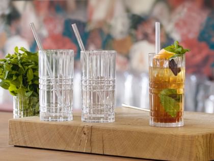 NACHTMANN Longdrinkgläser mit Strohhalmen, gefüllt mit Cocktails