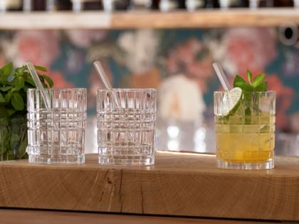 NACHTMANN Tumbler mit Glasstrohhalmen, gefüllt mit einem Cocktail