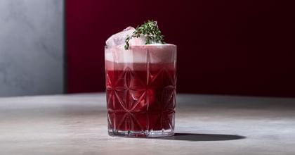 NACHTMANN Highland Tumbler filled with Red Passion cocktail