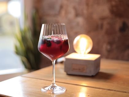 Berry Gin & Tonic im NACHTMANN Glas auf einem Tisch
