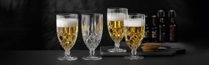 NACHTMANN Biergläser in einer Reihe aufgestellt