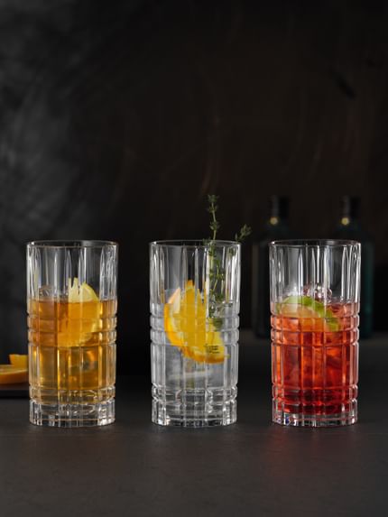 Vier NACHTMANN Square Longdrinkgläser, gefüllt mit verschiedenen alkoholischen und nicht-alkoholischen Getränken.<br/>