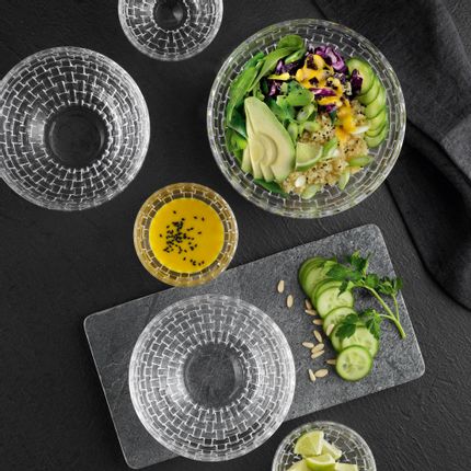 NACHTMANN Bossa Nova Kristallschalen in verschiedenen Größen, gefüllt mit einem Salat, einem Dip oder Limettenscheiben.<br/>
