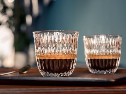 Zwei Gläser mit Espresso Doppio