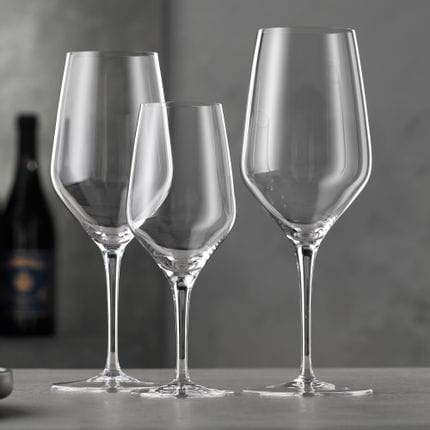 Les trois tailles de la série de verres SPIEGELAU Allround sur une table, en noir et blanc.<br/>