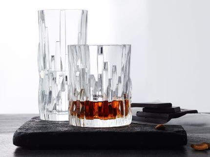 La serie NACHTMANN Shu Fa con il bicchiere da longdrink e il bicchiere da whisky su un vassoio di pietra.<br/>