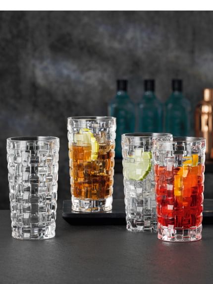 Vier NACHTMANN Bossa Nova Longdrinkgläser, drei davon gefüllt mit verschiedenen Getränken auf Eis.<br/>