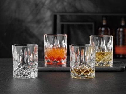 Bicchieri NACHTMANN Noblesse, uno dei quali riempito di whisky. Due sono pieni di bevande con ghiaccio e uno è vuoto.<br/>