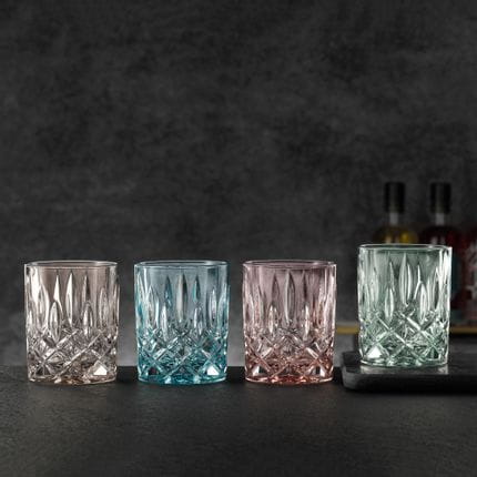 I bicchieri da whisky NACHTMANN Noblesse nei freschi colori taupe, aqua, rosé e menta in fila.<br/>