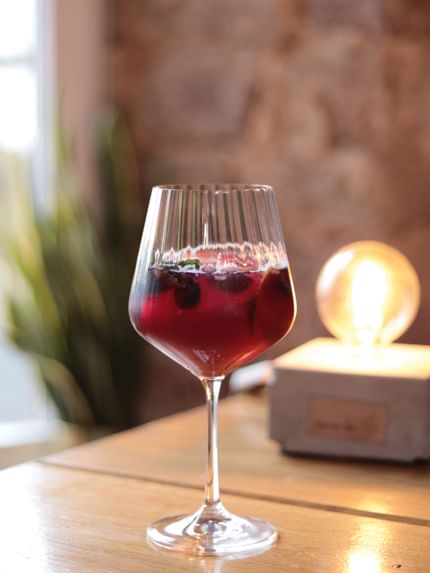Berry gin & tonic in NACHTMANN glass on table