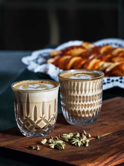 Stimmungsvolles Bild von zwei NACHTMANN Barista-Gläsern, gefüllt mit Cappuccino/Flat White