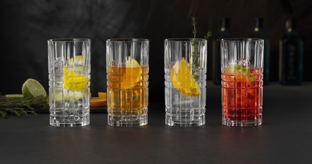 Quattro bicchieri longdrink quadrati NACHTMANN riempiti con diverse bevande alcoliche e analcoliche.<br/>