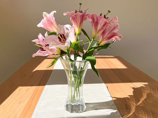 NACHTMANN Saphir Vase 21 cm mit Blumen