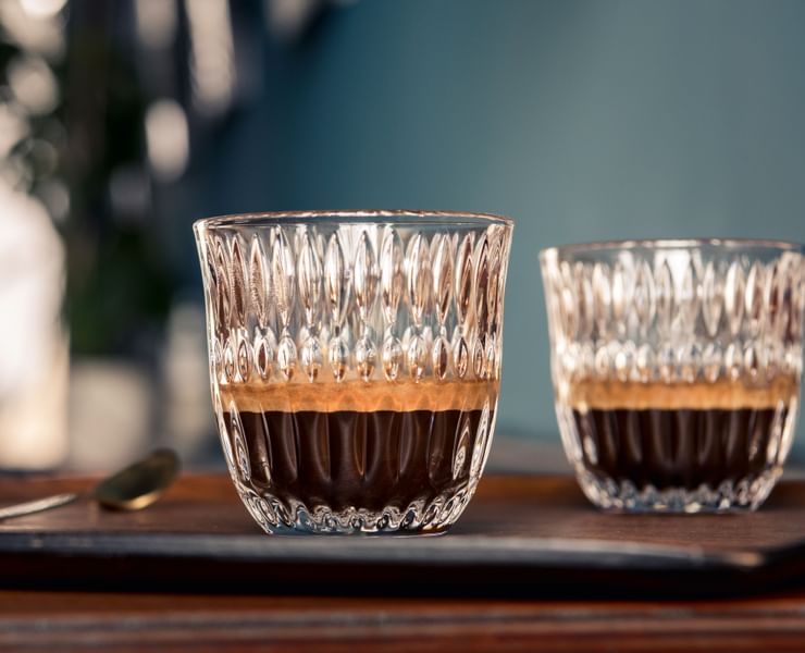 Zwei Gläser mit Espresso Doppio